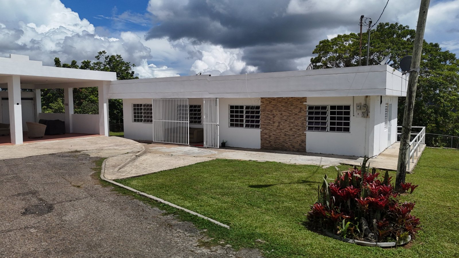 Fachada del hogar antes de la renovación